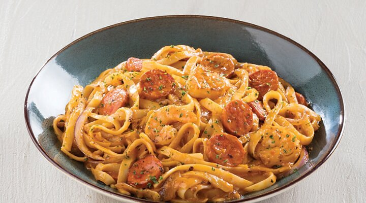 Creamy tagliatelle with chicken and herbs